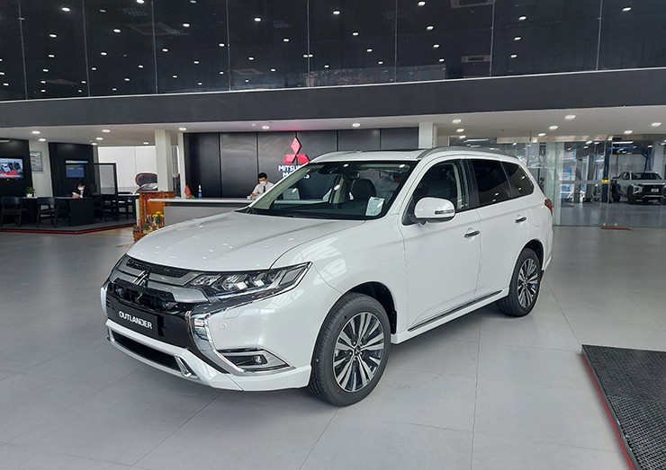 Giá xe Mitsubishi Outlander lăn bánh tháng 7/2023, giảm 100% phí trước bạ - 1